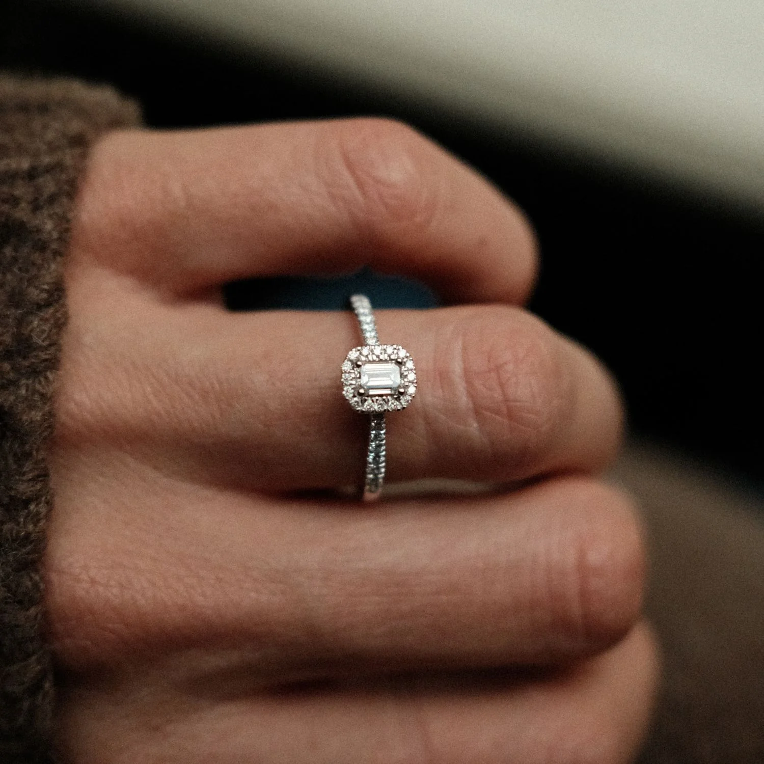 Elegant Diamond Halo Ring White Gold - Image 2