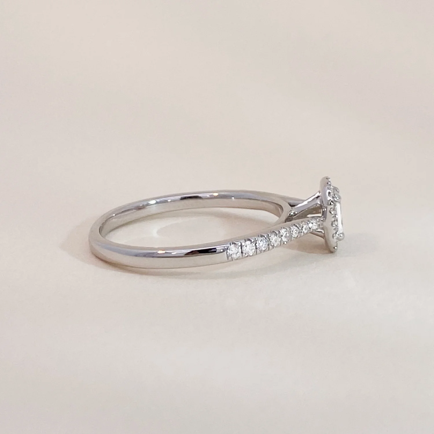 Elegant Diamond Halo Ring White Gold - Image 3