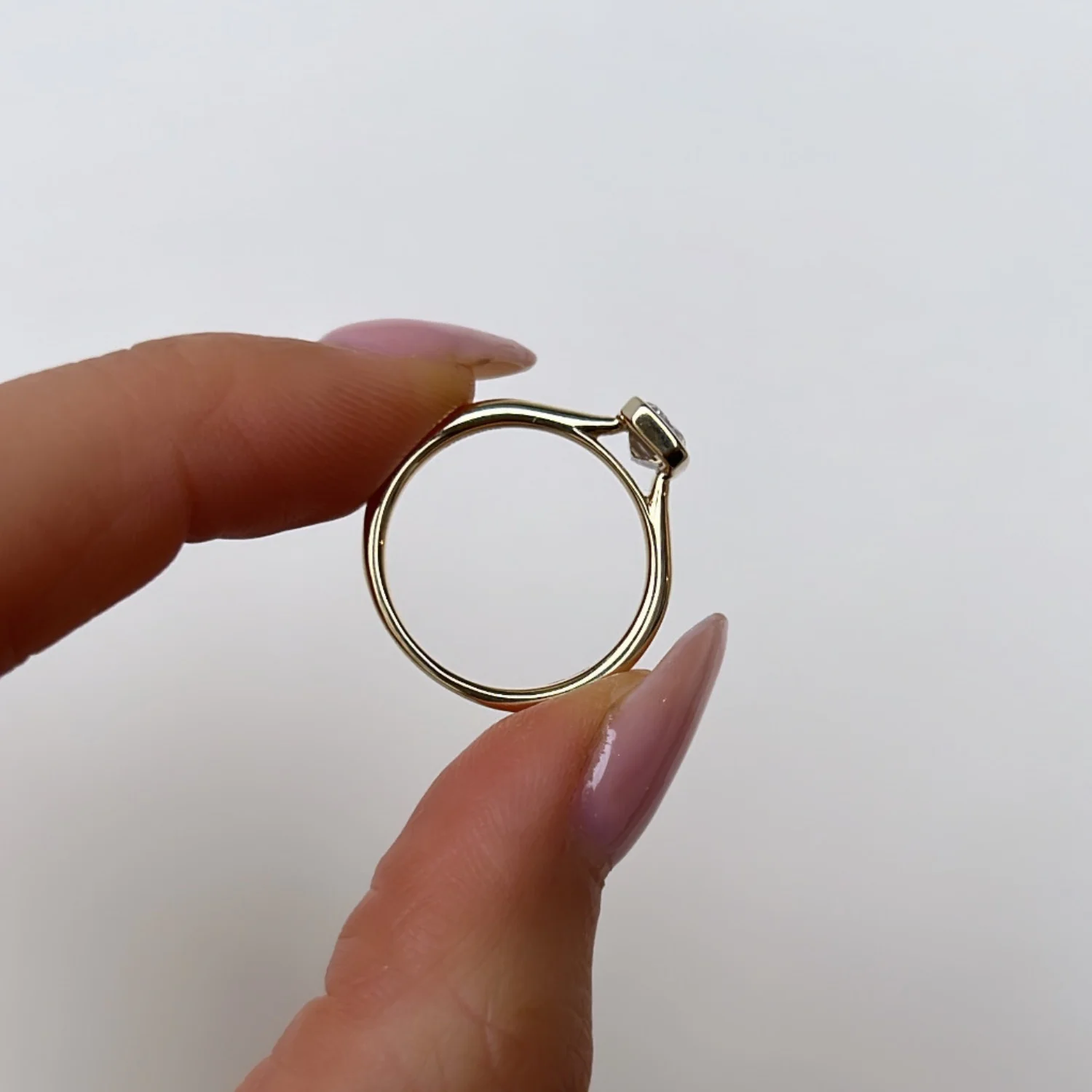 Elegant Diamond Bezel Ring - Image 4