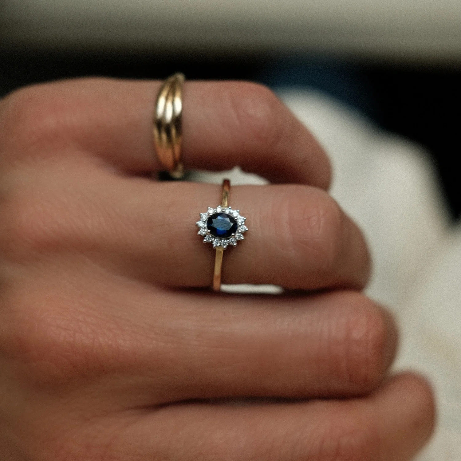 Medium Lady Di Ring - Image 4