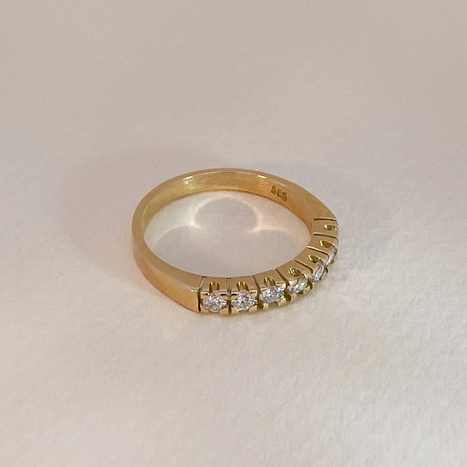 Classic Oro Diamond Row Ring - Image 3