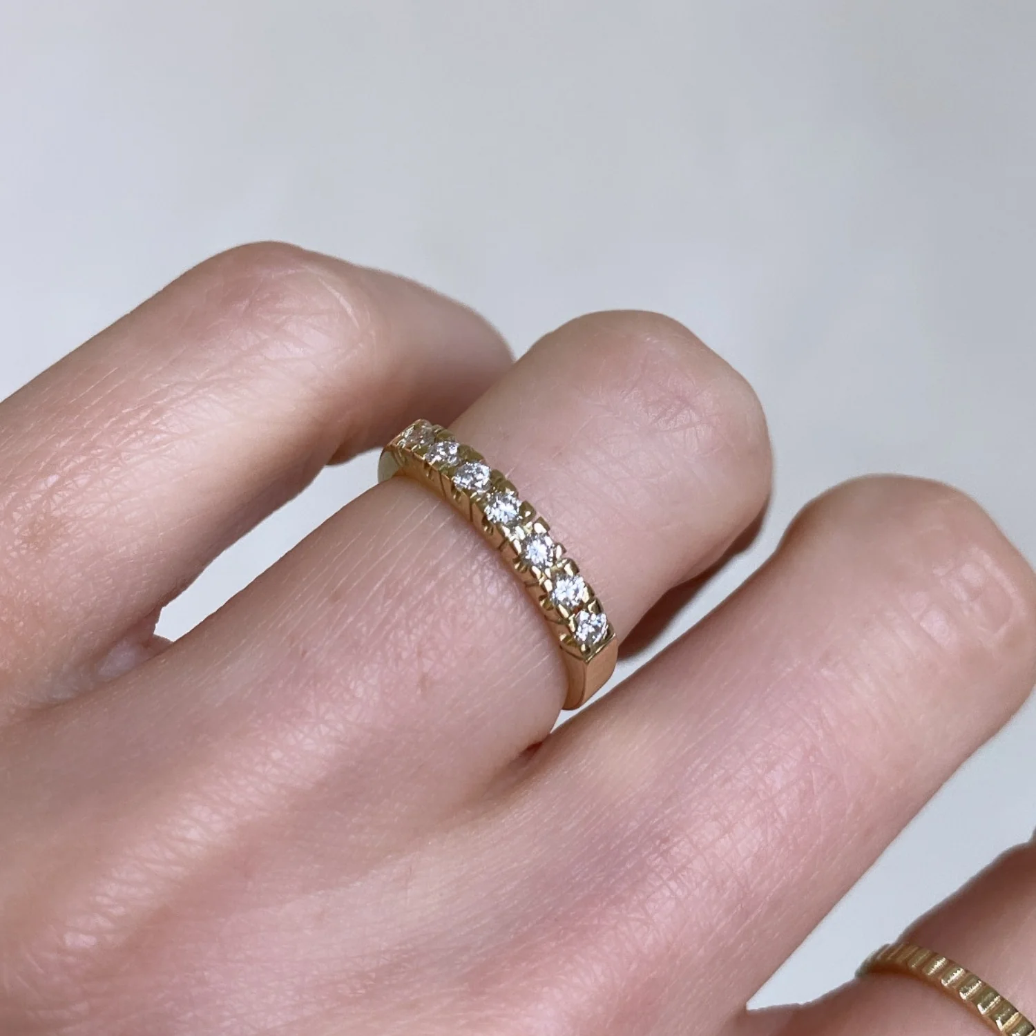 Classic Oro Diamond Row Ring - Image 4