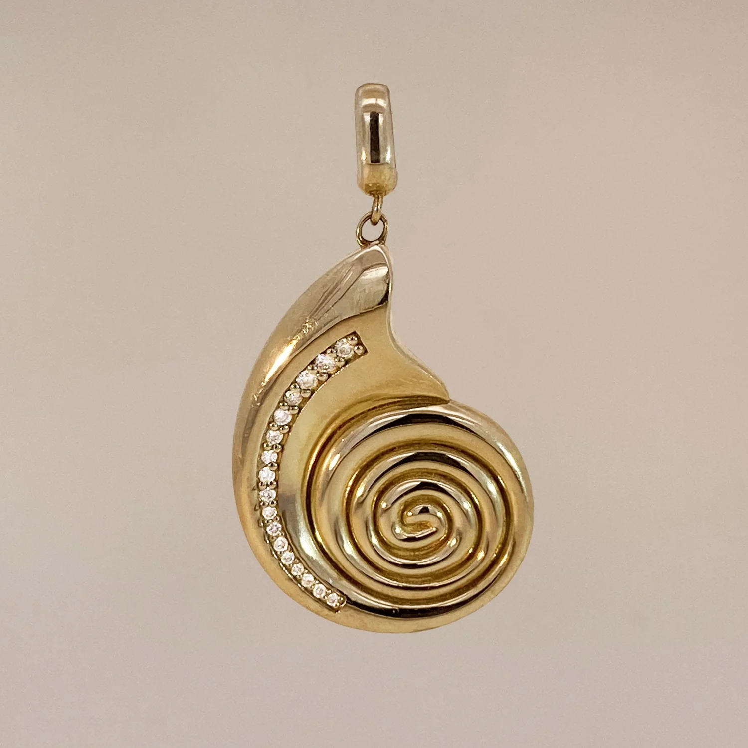 Oro Nautilus Shell Pendant