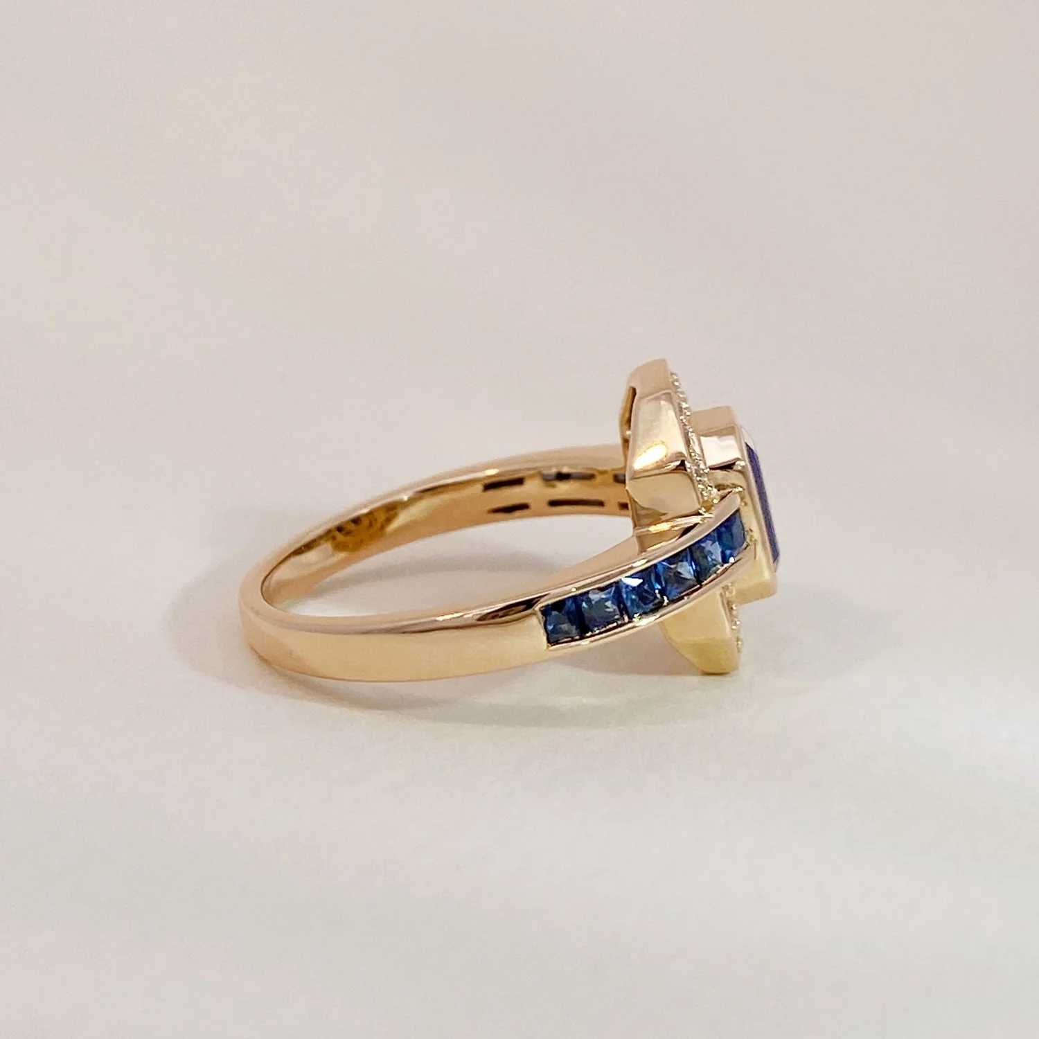 Unique Sapphire & Diamonds Ring - Image 3